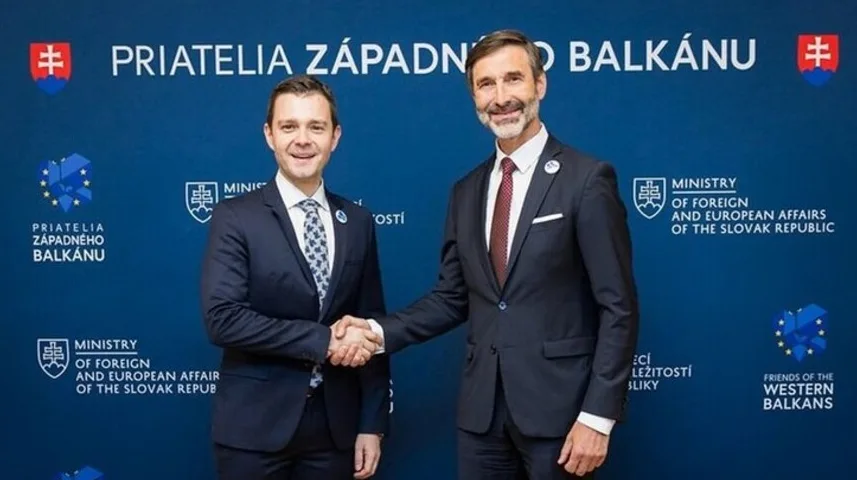 Dva muškarca u odijelima rukuju se ispred plave pozadine sa logotipima "Prijatelji Zapadnog Balkana" i "Ministarstvo vanjskih i evropskih poslova Slovačke Republike".