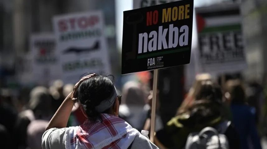 Učesnici protesta drže natpise na bosanskom jeziku, uključujući jedan koji glasi "NO MORE nakba" (Dosta više Nakbe), sa simbolom ključa i logom FOA.