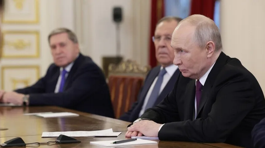 Vladimir Putin sa ostalim zvaničnicima na sastanku