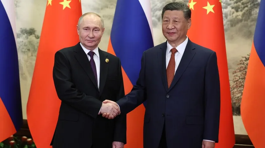 Vladimir Putin i Si Đinping se rukuju ispred zastava Rusije i Kine
