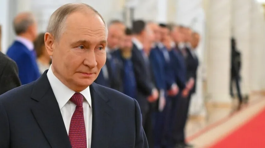 Vladimir Putin u tamnom odijelu sa crvenom kravatom