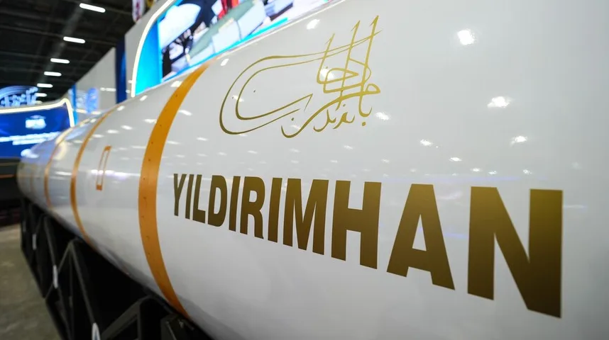 Bliži kadar na bijelu raketu s zlatnim natpisom "YILDIRIMHAN" i arapskim pismom.