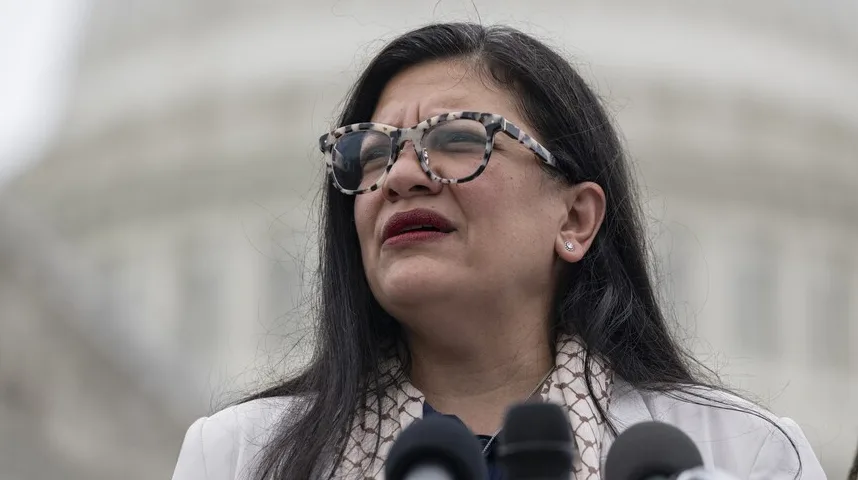 Rasheed Tlaib nosi naočale i govori na skupu ispred zgrade Capitol