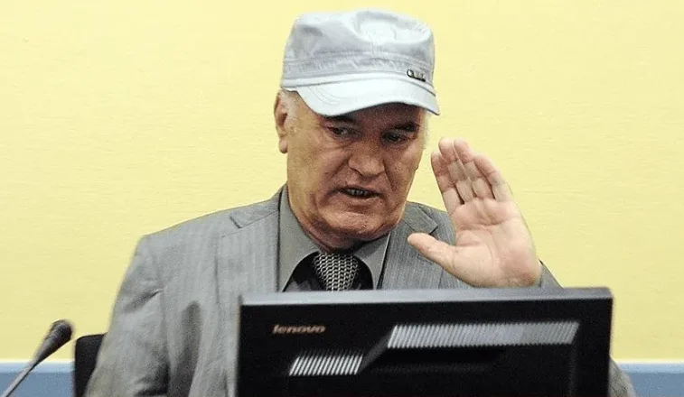 Ratko Mladić podiže ruku u sudnici