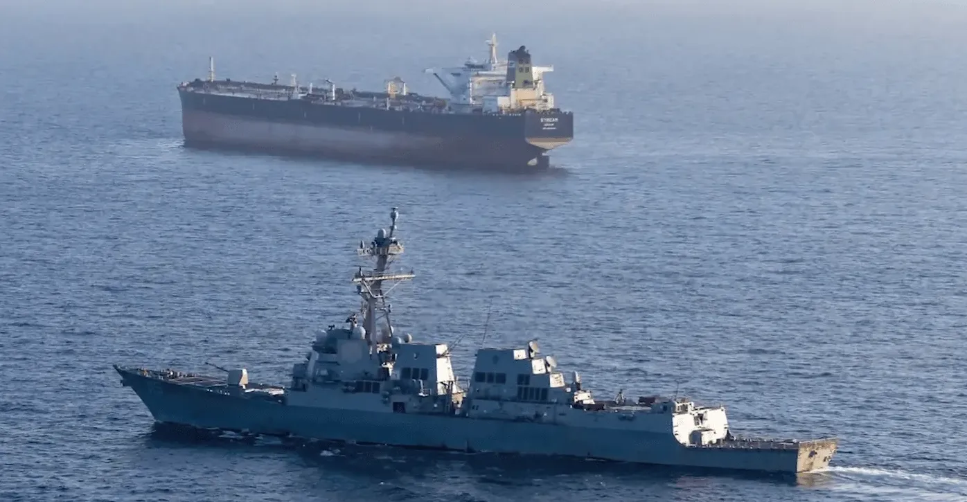 Američki ratni brod klase Arleigh Burke prati veliki naftni tanker.