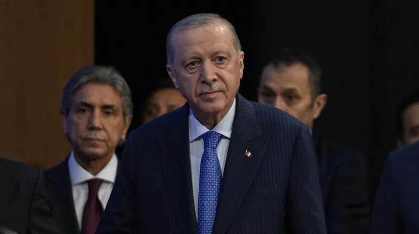 Predsjednik Turske, Recep Tayyip Erdoğan, nosi tamno plavo odijelo sa prugama i plavu kravatu.