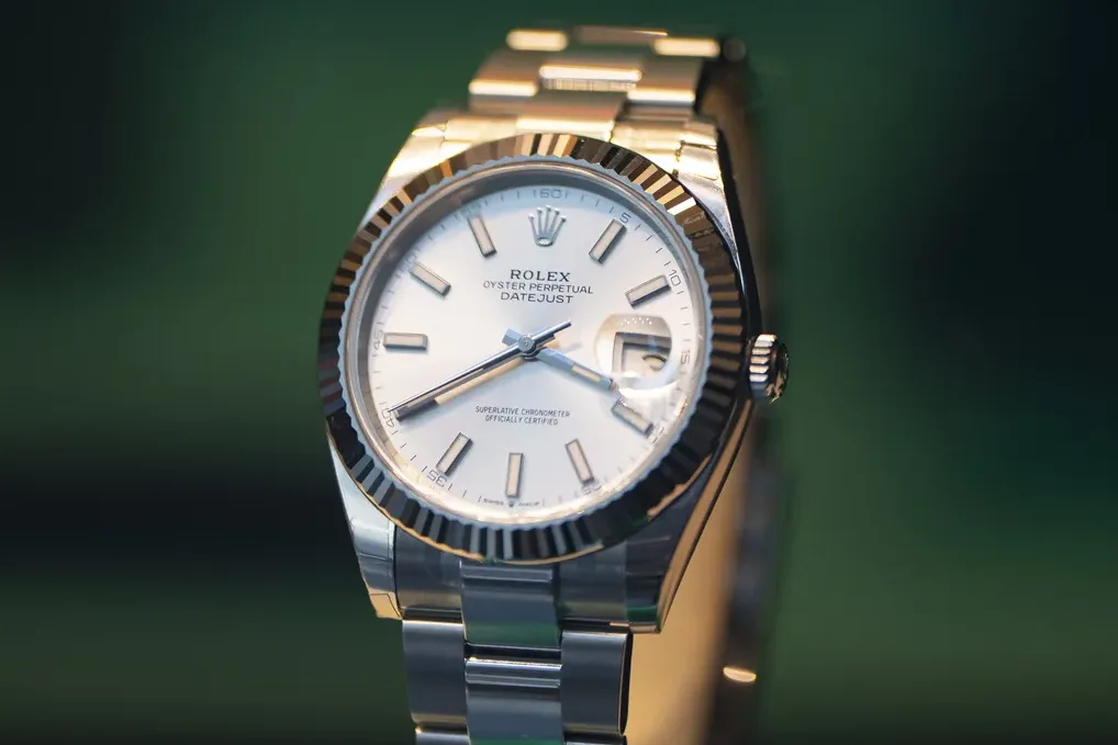 Luksuzni ručni sat Rolex Oyster Perpetual Datejust sa bijelim ciferom i metalnom narukvicom, prikazan u krupnom planu.