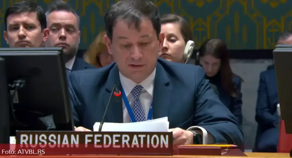 Ruski izaslanik govori za govornicom, dok se u pozadini vide drugi učesnici sastanka.