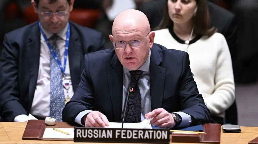 Ruski izaslanik sa ćelavom glavom i naočalama govori za govornicom s natpisom "RUSSIAN FEDERATION"