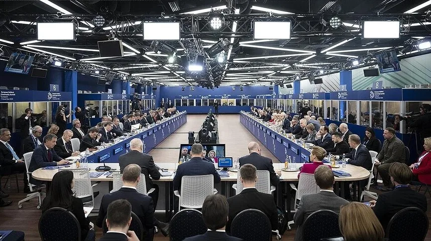 Lideri Evrope sjede za dugim stolom na samitu Evropske političke zajednice u Moldaviji.