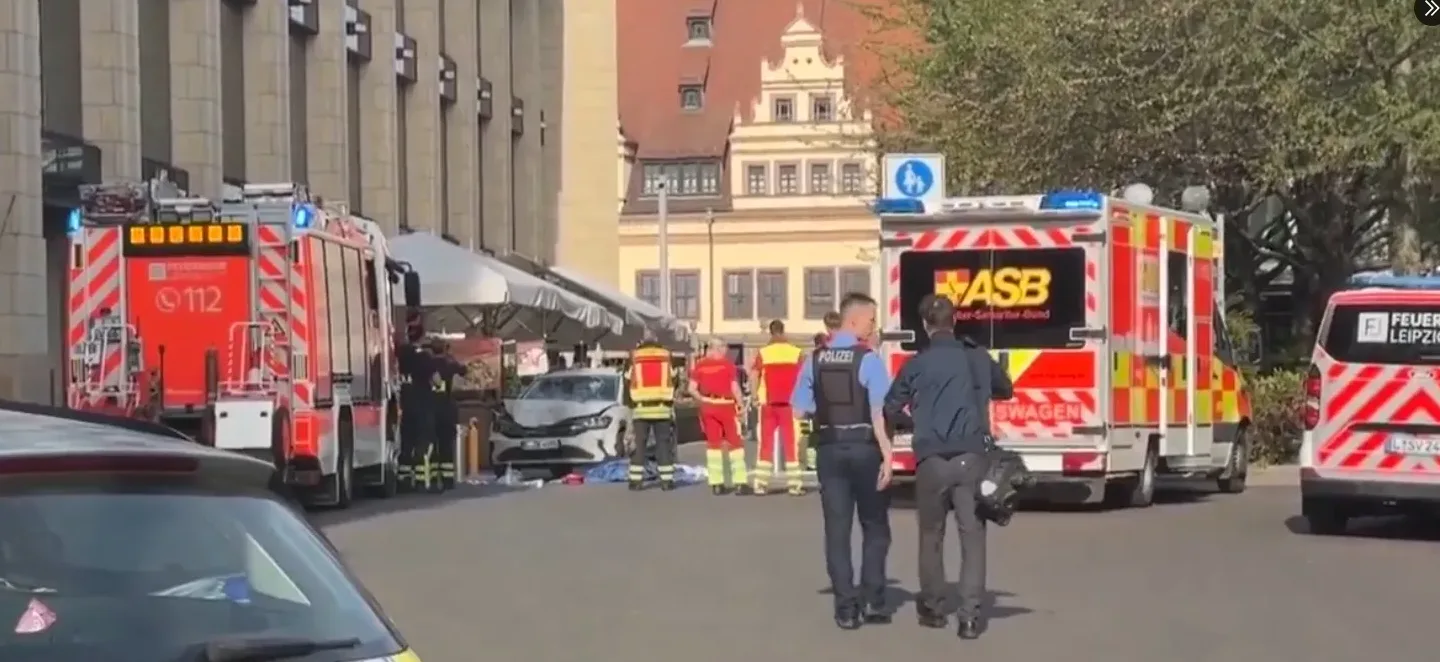 Vatrogasna kola, kola hitne pomoći i policija na mjestu saobraćajne nesreće
