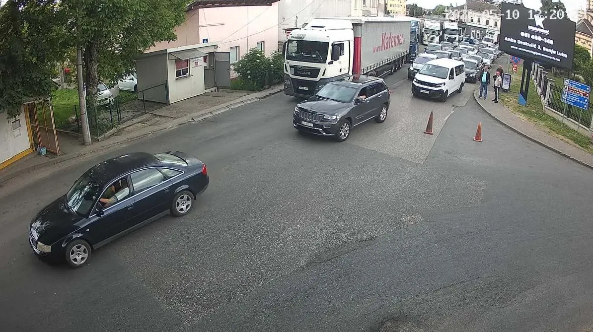 Crni Audi na raskrsnici u saobraćajnoj gužvi