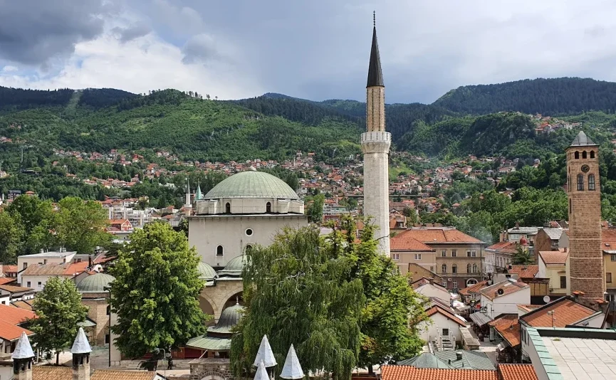 Panorama Sarajeva s džamijom Gazi Husrev-beg i munarom.