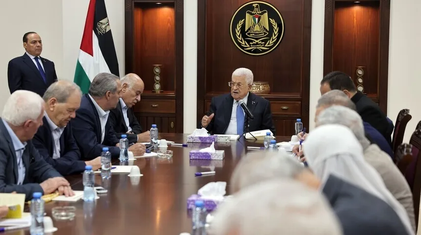 Mahmud Abas govori za mikrofonom na sastanku u Palestini.