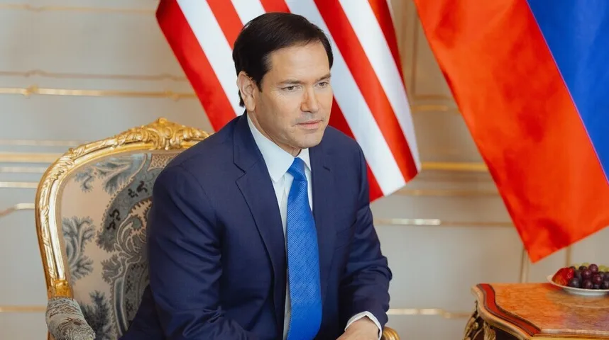 Senat Mladeži SAD-a, Marco Rubio sjedi u raskošnoj fotelji, s američkom zastavom i ruskom zastavom iza njega.