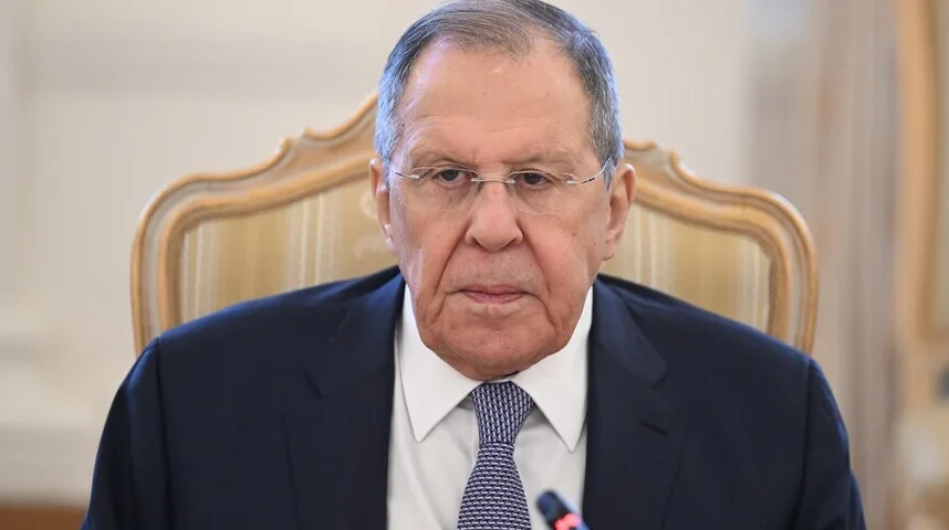 Sergej Lavrov u tamnom odijelu i plavoj kravati sa uzorkom, nosi naočale.
