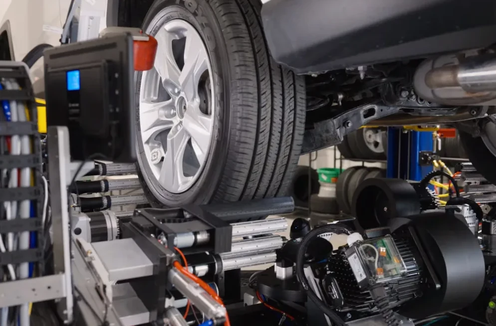 Mašina za centriranje točkova na automobilu