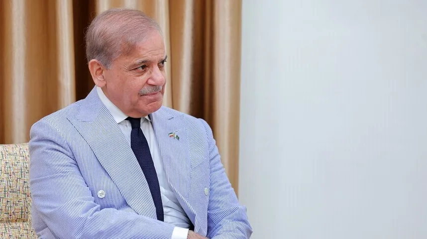 Premijer Pakistana Shahbaz Sharif u bijelom odijelu sa prugicama.