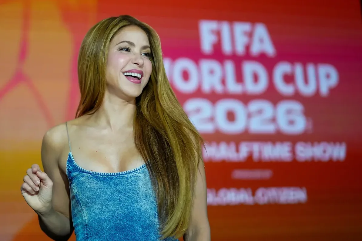 Shakira se smije i pozdravlja ispred natpisa FIFA World Cup 2026 Halftime Show.