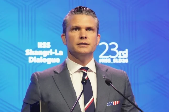 Muškarac u odijelu govori na bini, ispred natpisa IISS Shangri-La Dialogue 23rd.