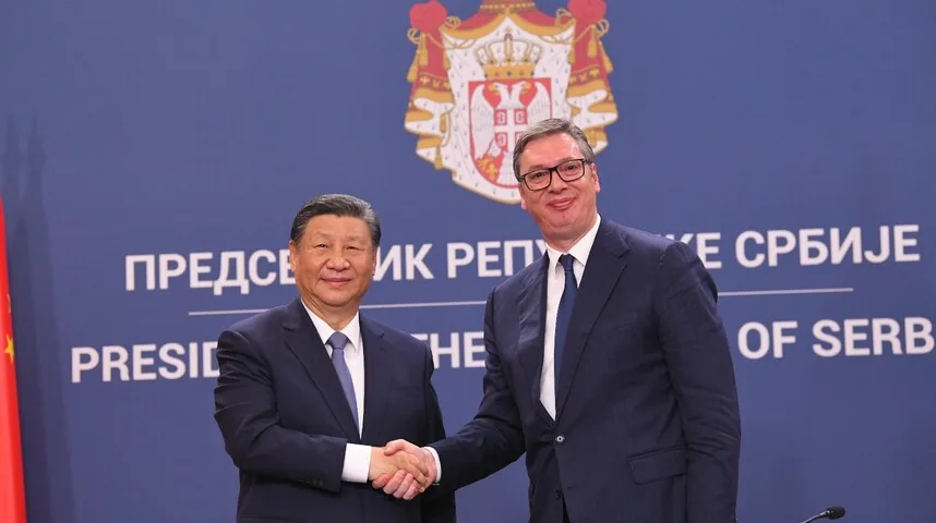 Si Đinping i Aleksandar Vučić se rukuju