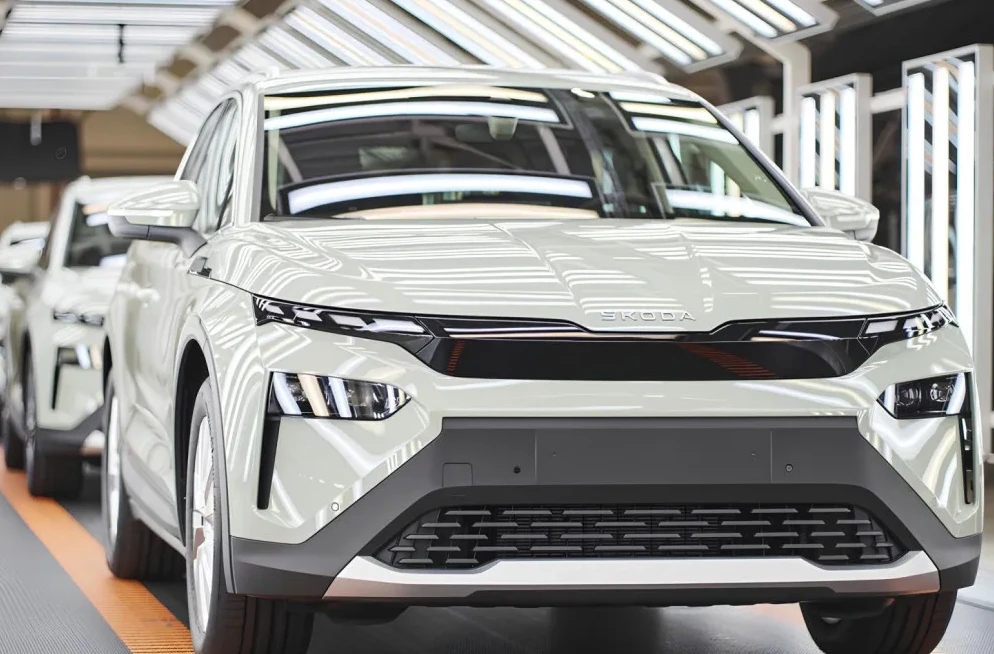 Škoda automobil na proizvodnoj traci u fabrici.