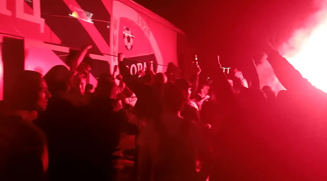 Grupa navijača slavi uz crvenu baklju