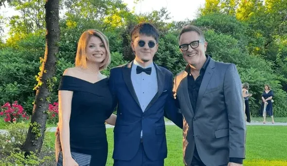 Porodica na svecanosti u vecernjim haljinama