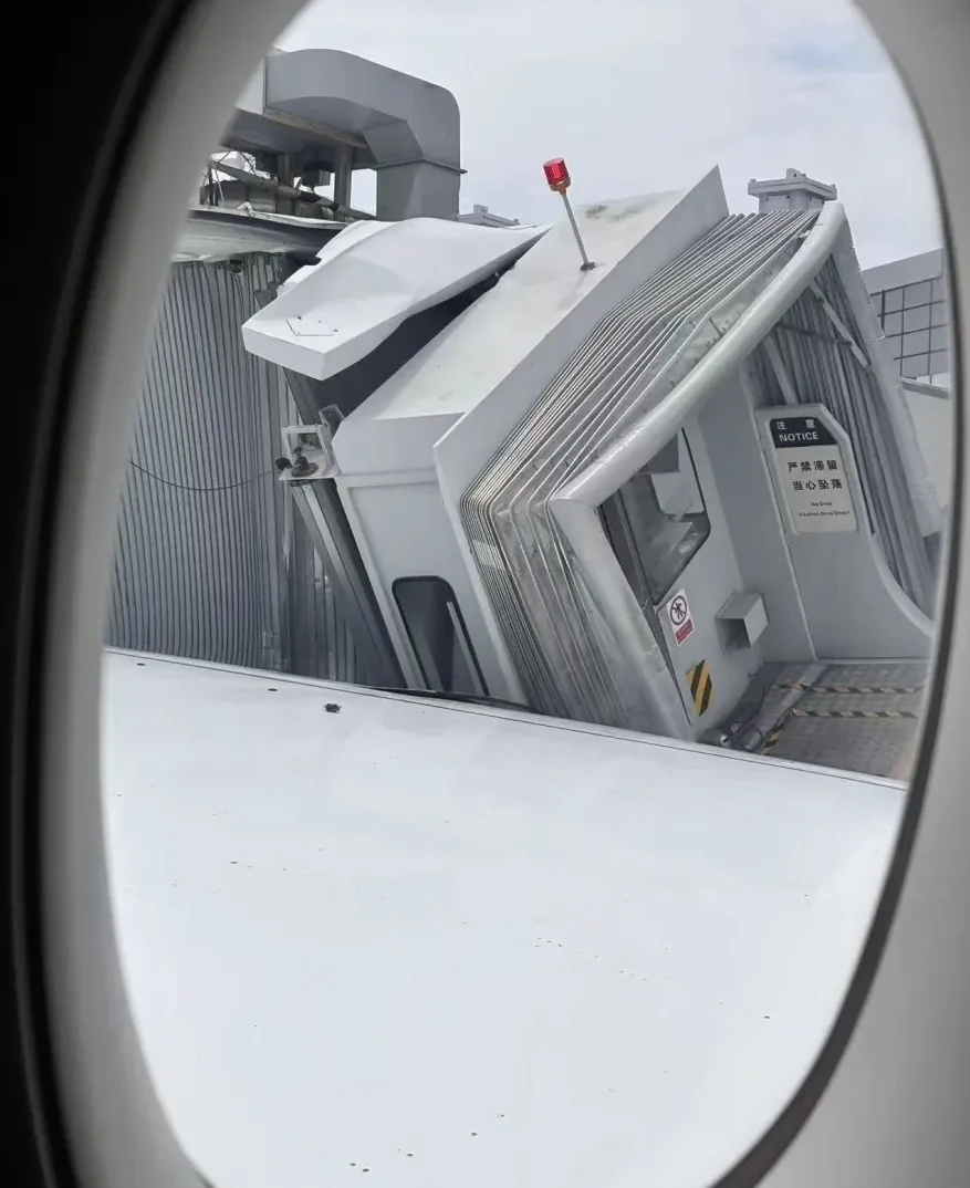 Pogled iz aviona na oštećenu aerodromsku kapiju