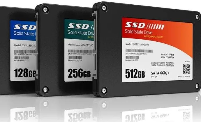 Tri SSD diska različitih kapaciteta prikazana su u nizu: 128 GB, 256 GB i 512 GB. Svaki disk ima naljepnicu s detaljima modela, serijskog broja i specifikacijama.