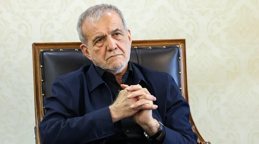 Stariji gospodin sijede kose, sa ozbiljnim izrazom lica, sjedi u tamnoj kožnoj fotelji, prekriženih ruku.