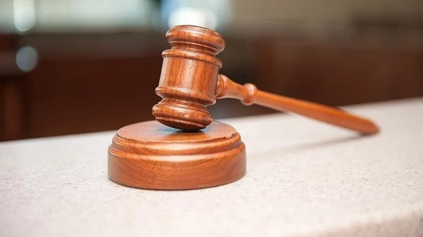 Drvena sudska maljica na podlozi, simbol pravde i odluka