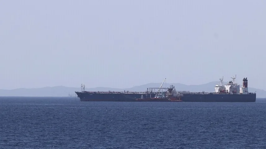 Veliki tanker za prevoz nafte i manji brod koji se naslanja na njega, na mirnom plavom moru.