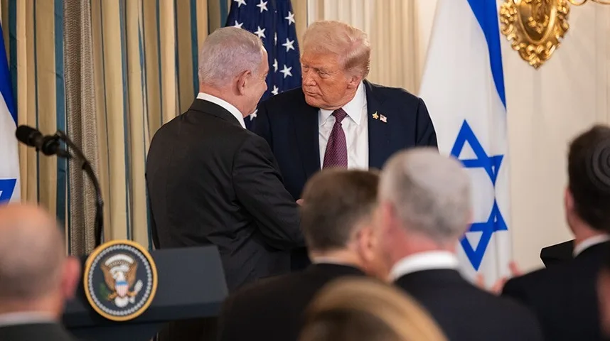 Donald Trump i Benjamin Netanyahu se rukuju ispred izraelske zastave
