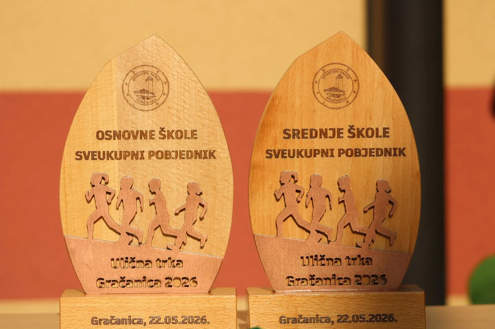 Dvije drvene nagrade za pobjednike ulične trke u Gračanici 2026. godine, jedna za osnovne škole i jedna za srednje škole.