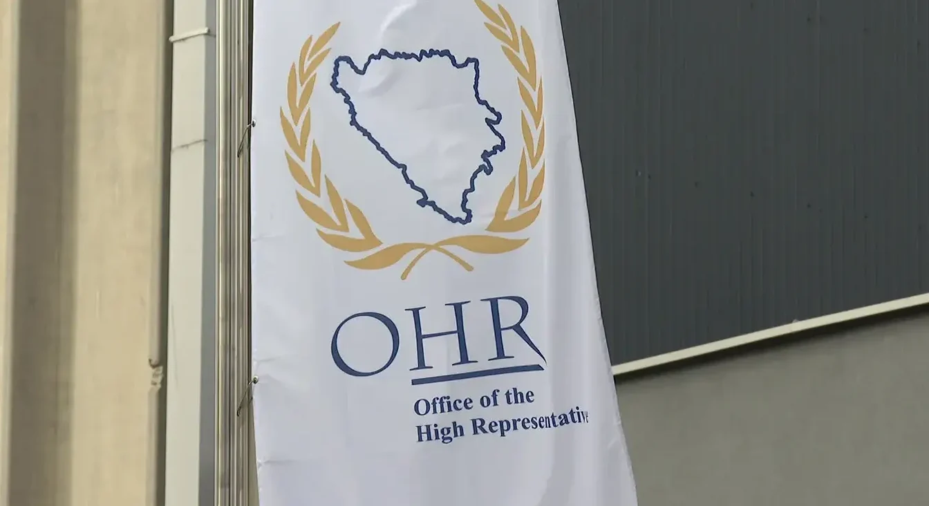 Zastava Ureda Visokog predstavnika (OHR) u Bosni i Hercegovini.
