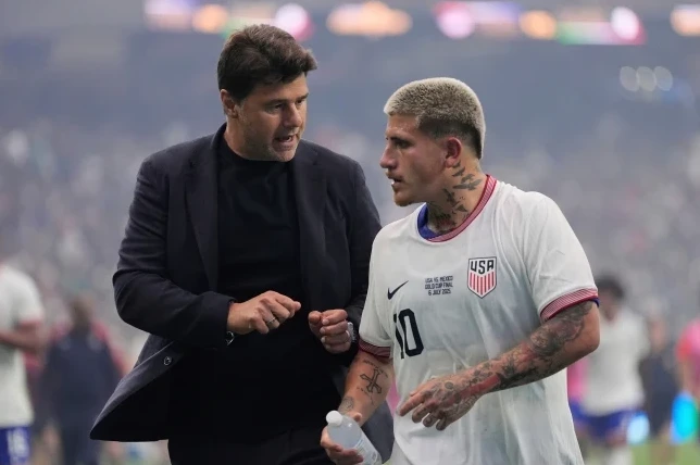 Mauricio Pochettino razgovara sa igračem reprezentacije SAD-a na terenu.