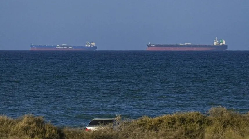 Dva velika teretna broda plove na pučini, jedan s natpisom 'COSCO SHIPPING'.