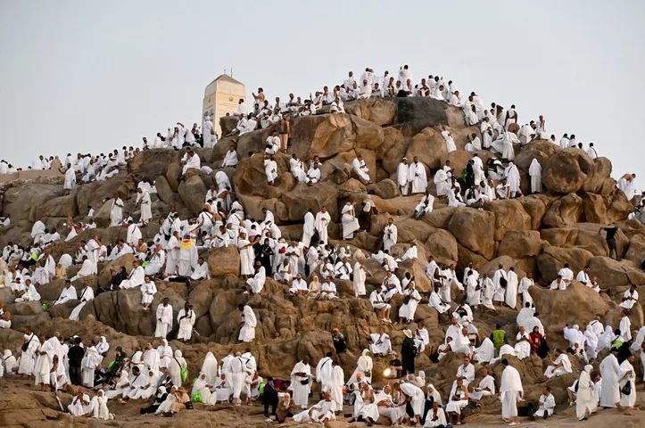 Veliki broj muslimanskih hodočasnika obučenih u bijele ihram odjevne predmete sjede i odmaraju se na kamenitoj padini planine Arafat, poznate kao Džebal al-Rahma, tokom hadža.