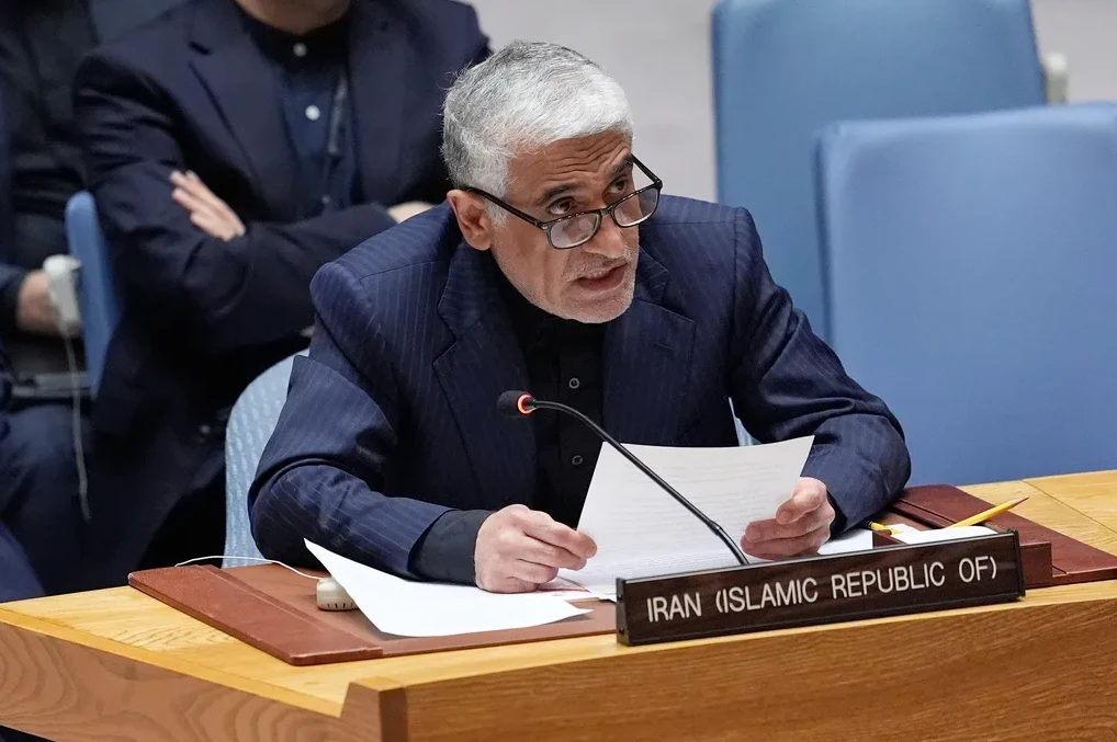 Iranski zvaničnik u odijelu i sa naočalama govori za mikrofonom u sali Ujedinjenih nacija.