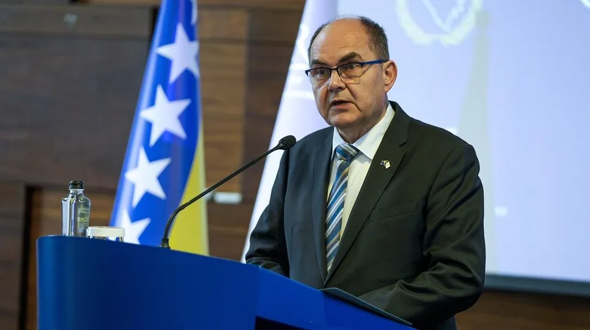 Visoki predstavnik u Bosni i Hercegovini, Christian Schmidt, stoji za govornicom i govori