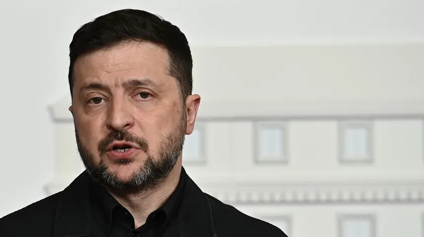 Volodimir Zelenski u crnoj košulji sa bradom i kratkom kosom