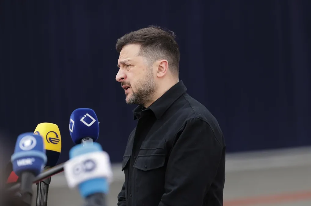 Ukrajinski predsjednik Volodimir Zelenski u crnoj košulji obraća se medijima ispred više mikrofona