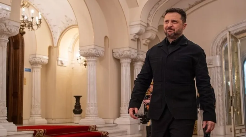 Volodimir Zelenski, ukrajinski predsjednik, hodajući kroz raskošno uređen hodnik