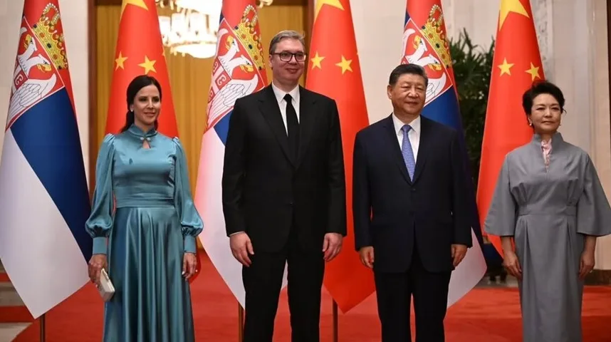 Aleksandar Vučić i Si Đinping sa suprugama stoje ispred zastava Srbije i Kine.