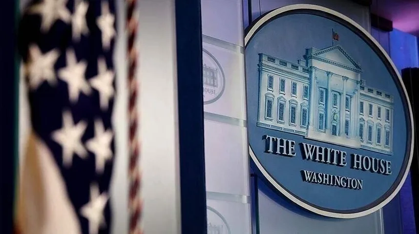 Zastava Sjedinjenih Američkih Država i oznaka Bijele kuće u Washingtonu.