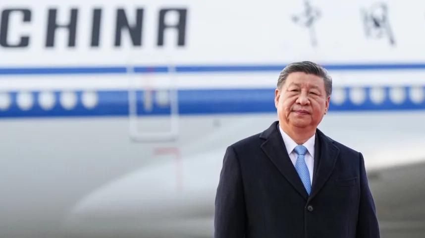 Predsjednik Kine, Si Đinping, pozira ispred aviona s natpisom "CHINA".