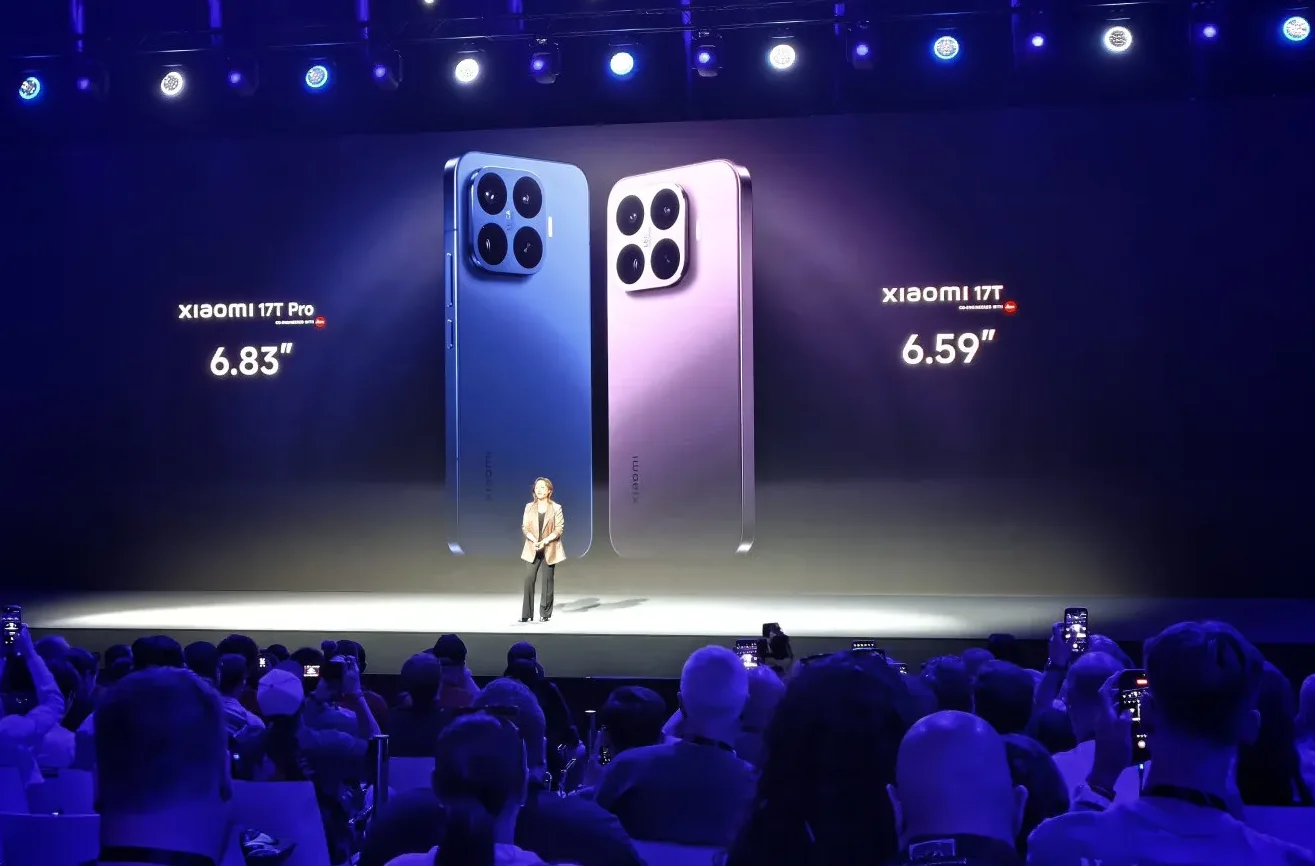 Predstavljanje Xiaomi 11T Pro telefona na pozornici sa ekranom na kojem se prikazuju specifikacije.