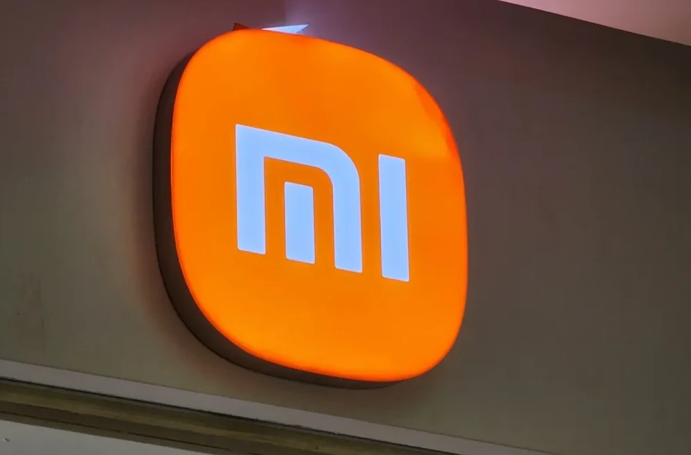 Xiaomi "Mi" logo osvijetljen narandžastom pozadinom