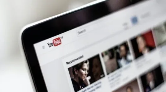 Ekran tableta koji prikazuje YouTube.